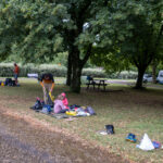 Rangement du campement après une nuit orageuse en voyage à vélo