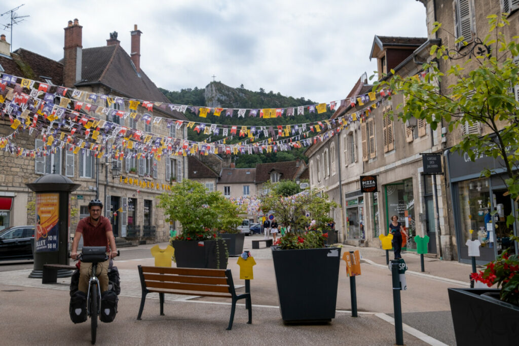 Traversée du centre-ville de Poligny près pour accueillir le Tour de France