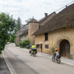 Traversée de villages viticoles sur le Tour du Jura à vélo Loisir