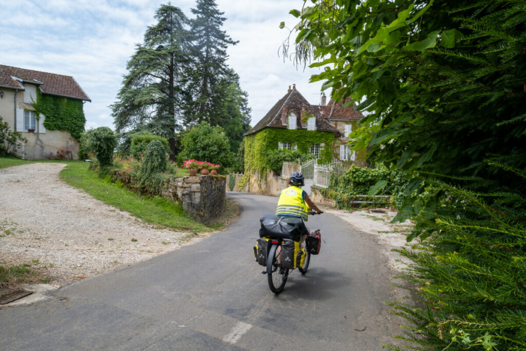 Traversée de villages viticoles sur le Tour du Jura à vélo Loisir