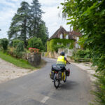 Traversée de villages viticoles sur le Tour du Jura à vélo Loisir