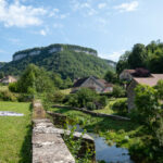 Séchage de la toile de tente après une nuit orageuse dans le cadre magnifique de Baume-les-messieurs