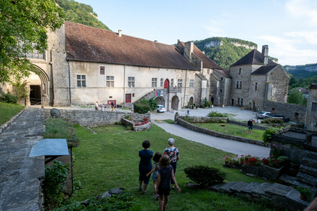 Discussion avec une habitante de l'abbaye de Baume-les-messieurs