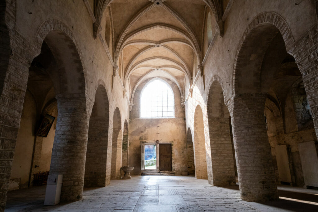 Dans l'abbaye de Baume-les-messieurs