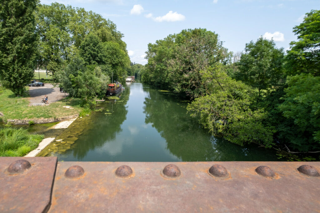 Péniches sur le canal Charles-Quint à Dole