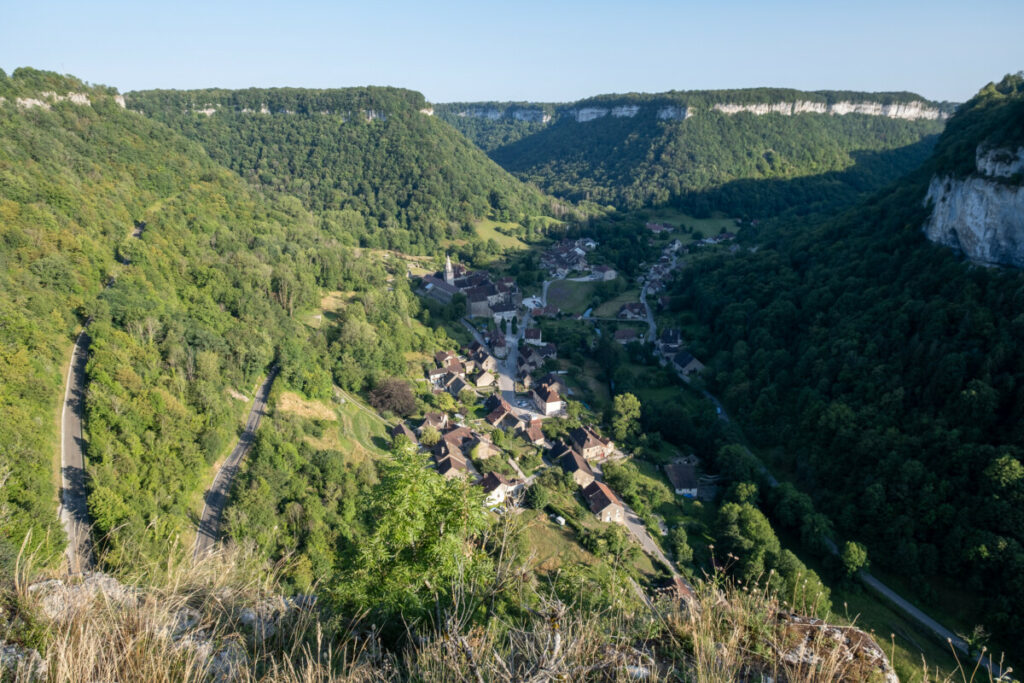 Vue d'en haut sur la reculée de Baume-les-messieurs