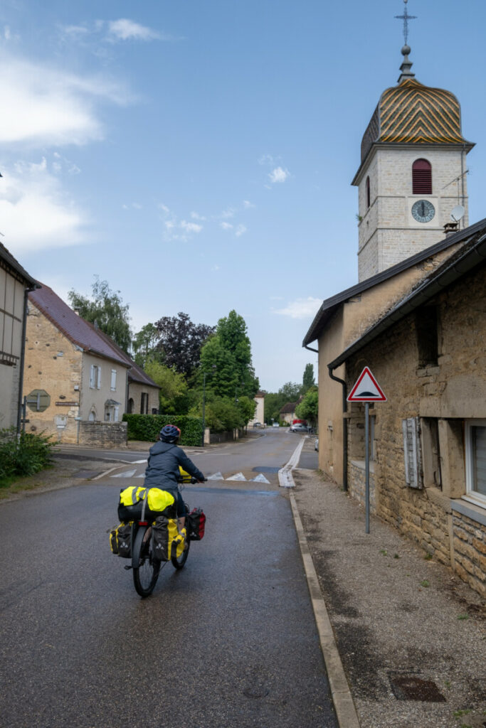 Itinérance à vélo dans le Jura : les clochers comtois.