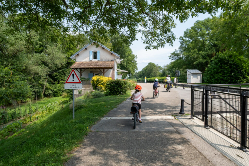 Les écluses sur l'Eurovélo6 au bord du canal du Rhône au Rhin