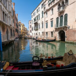 Gondole, kayak, découvrir la vie et les maisons depuis les petits canaux de Venise