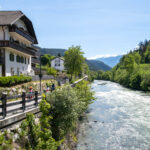 A vélo dans la vallée verdoyante du Val di Pusteria dans le Tyrol Sud sur la Munich-Venise