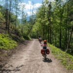 A vélo dans la vallée verdoyante du Val Pusteria dans le Sud-Tyrol