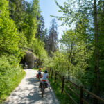 A vélo dans la vallée verdoyante du Val di Pusteria dans le Tyrol Sud