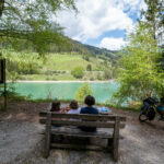 Pique-nique devenant les belles couleurs du lac artificiel de Valdoora