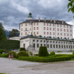 Dans les agréables jardins du château d'Ambras à Innsbruck