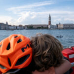 La magie d'arriver à Venise à vélo après avoir traversé les Alpes