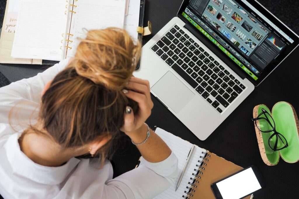 ©Pexels | Quand tu passes plus de temps à chercher ton numéro de réservation qu’à admirer le paysage, il est temps de t’organiser.
