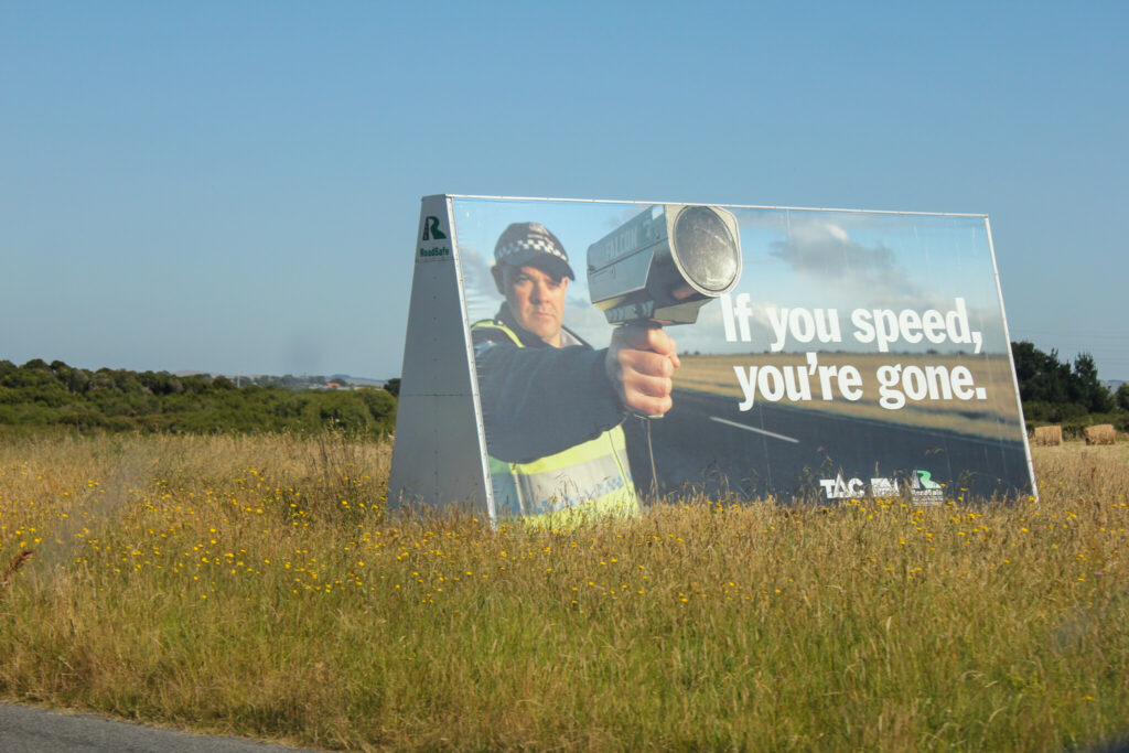 "En van, tu auras tout le temps d'admirer ces charmants messages de prévention routière