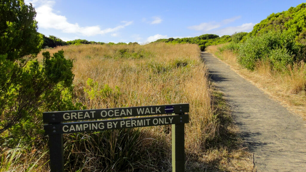 Règle n°1 du van en Australie : pas de camping sauvage là où c'est interdit. Les rangers veillent, et votre portefeuille s'en souviendra