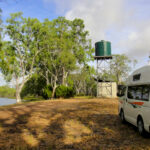 Spot gratuit avec douche chaude, perdu au milieu de nulle part : l'Australie sait gâter les vanlifers